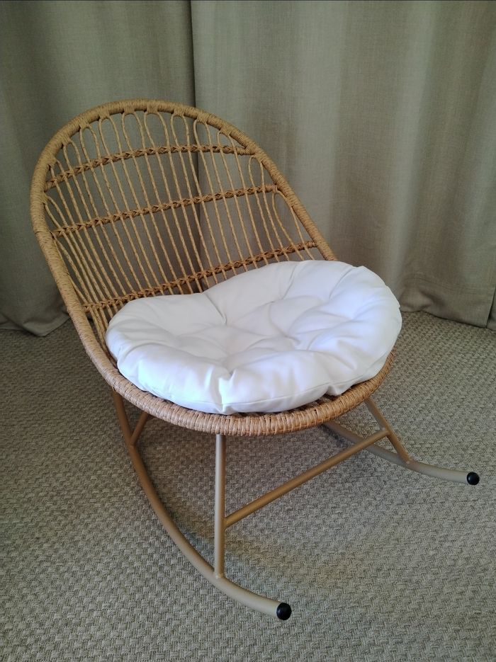 Siège à bascule en rotin