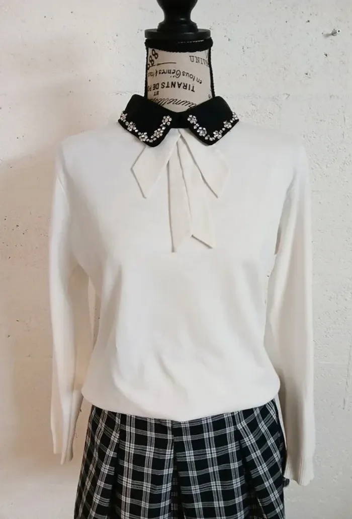 🤍 Pull blanc col noir décoré – Miss Sara – Taille 40/42 – Bon état - photo numéro 2