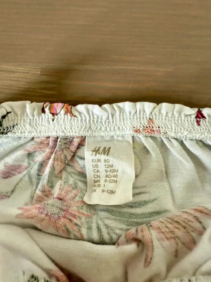 Combinaison Bébé H&M Fille 9-12M (80cm) Motif Tropical Floral Très bon état - photo numéro 3