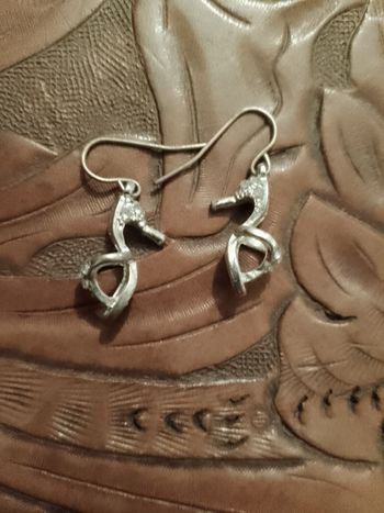 boucles d'oreilles escarpins en métal argenté.