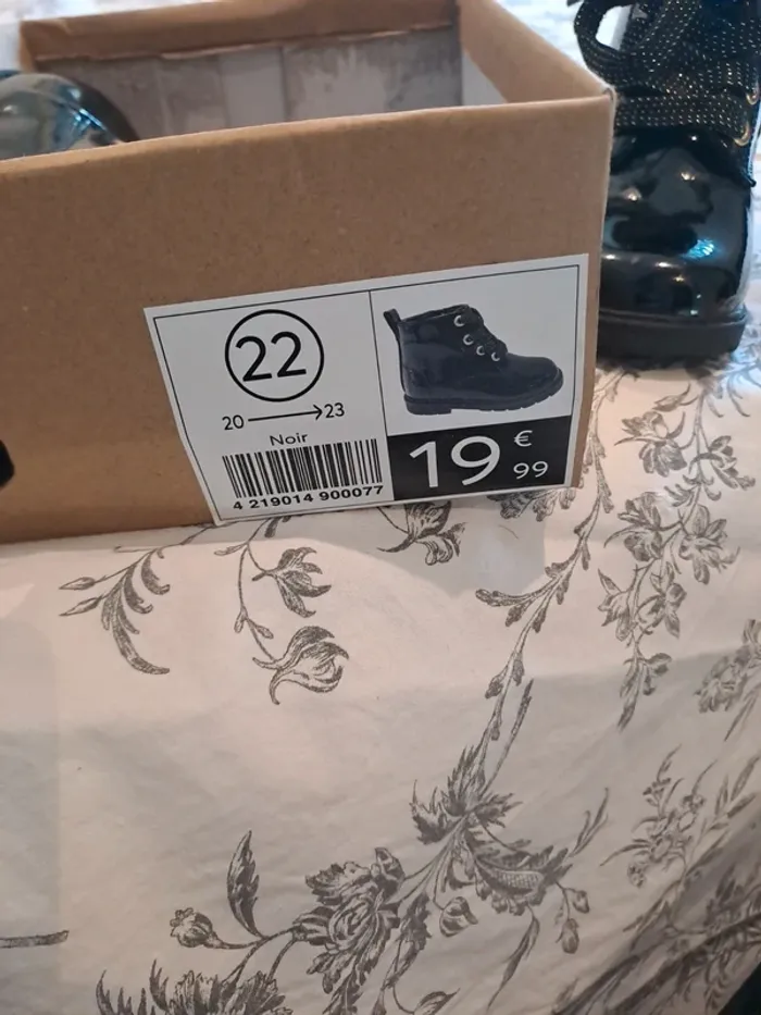 Bottines vernis noire pointure 22 - photo numéro 5