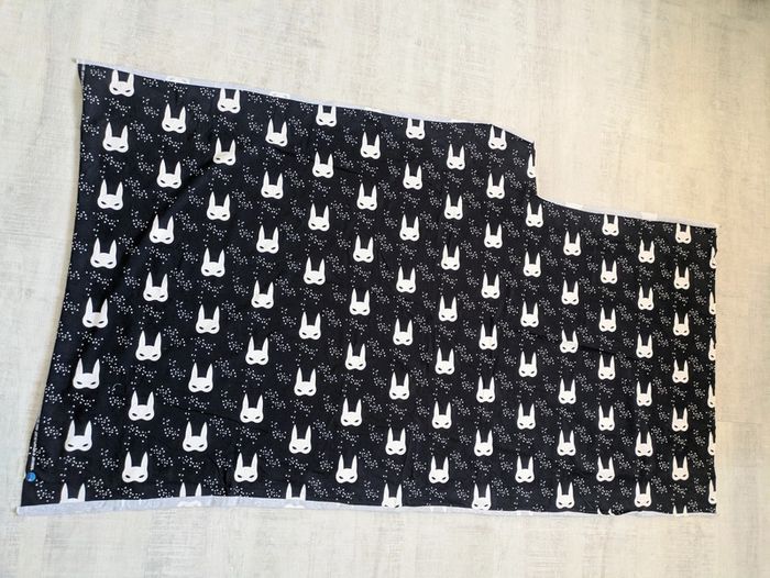 Tissu masque noir et blanc - photo numéro 4