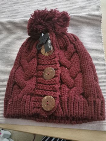 Bonnet bordeaux pompon