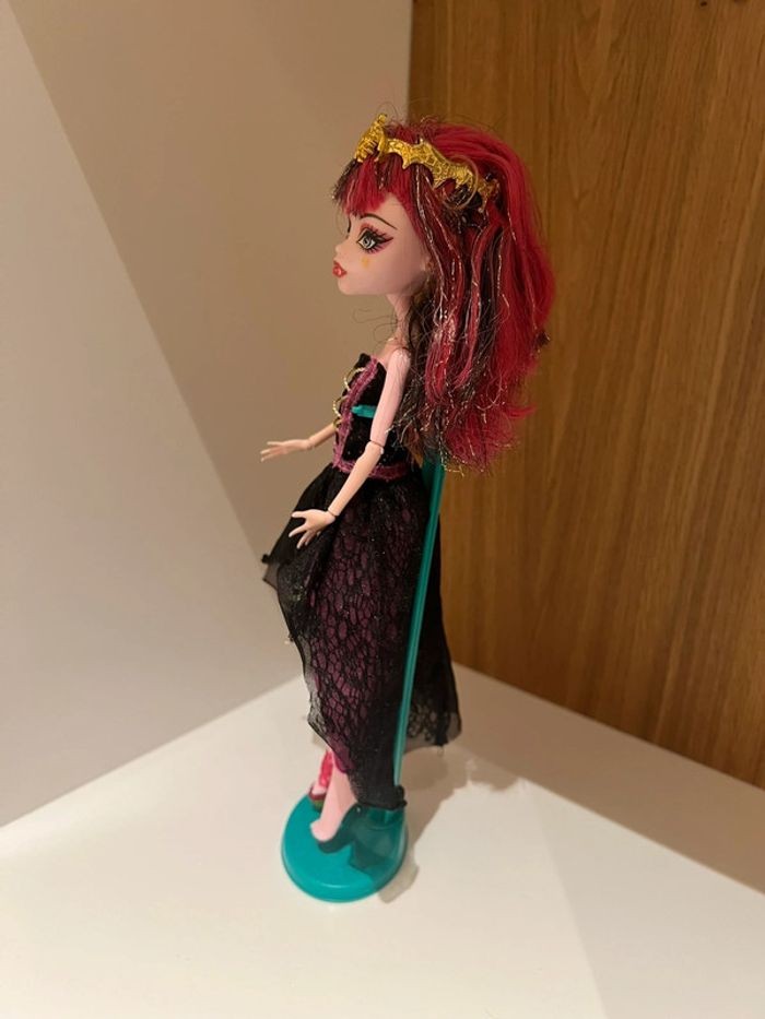 Monster high Draculaura avec socle - photo numéro 2