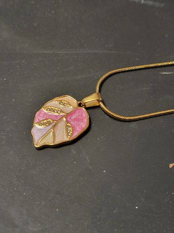 Collier pendentif en acier inoxydable avec feuille rose 50-55 cm