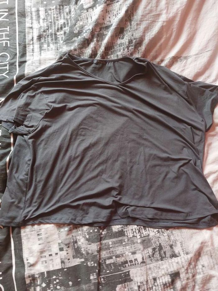 Tee-shirt gris neuf - photo numéro 4