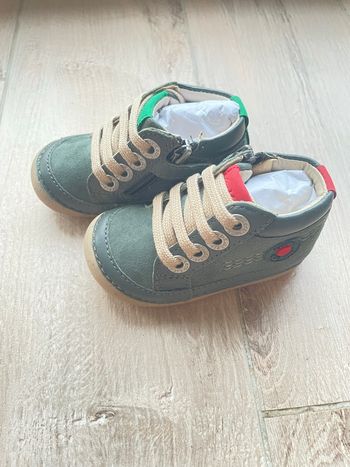 Chaussures bébé Kickers kaki – neuves – pointure 18