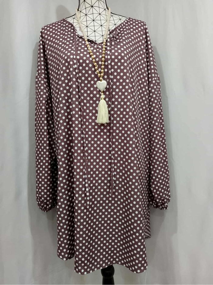 Longue chemise élégante à pois – grande taille femme (56) prune et blanc, chic et fluide 🌸
