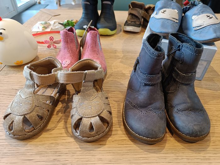 LOT de 7 paires de chaussures bébé + Lampe veilleuse Poule 🐓 + autres - photo numéro 2