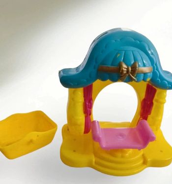 Maisonnette avec son petit siège et panier