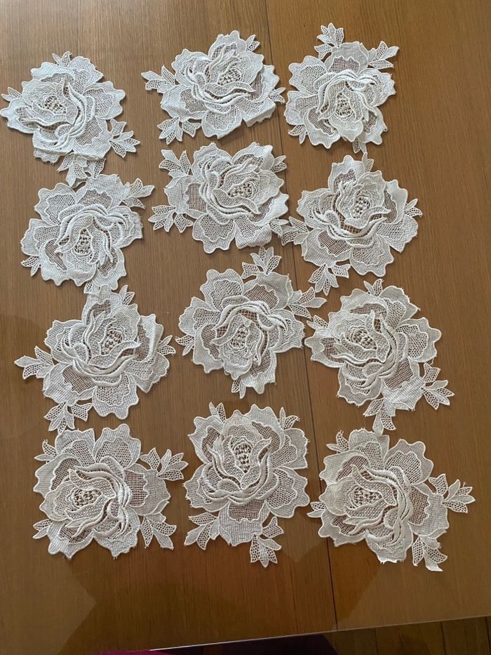 Lot de 12 appliques fleurs en dentelles guipure blanc