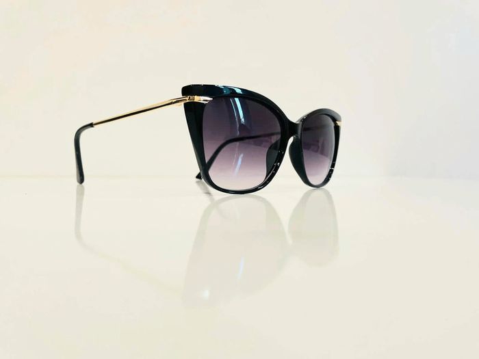 Lunette de soleil femme cats noire et dorée verres dégradés UV
