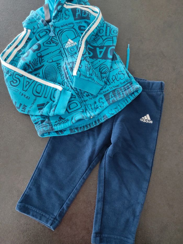 Ensemble jogging Adidas taille 12/18 mois