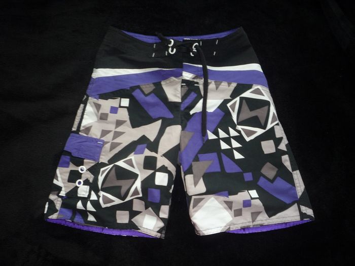 SHORT DE BAIN GRIS / NOIR / VIOLET GARÇON "LINB" - 8 ANS - n°01 - photo numéro 2