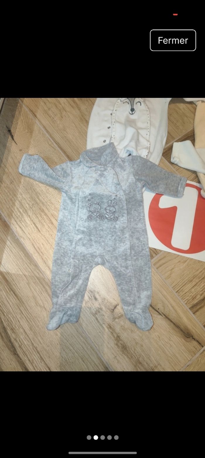 Lot 4 pyjamas velours 
Taille 1 mois 54cm
Marque pat et ripaton et lullaby 
Les deux blancs sont légèrement jaunis au col les deux autres sont en parfait état - photo numéro 2