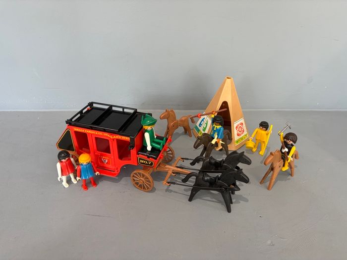 Playmobil western attaque de la diligence rouge Cowboy indien 1 diligence 1 tipi 6 personnages 5 chevaux