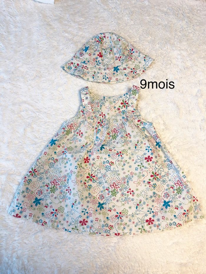 Robe fleurie et chapeau 9m