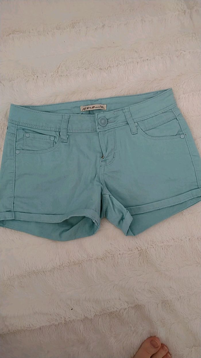 Short turquoise
