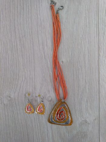 Collier et boucles d'oreilles orange