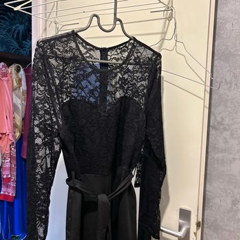 Combinaison pantalon noire  avec dentelles décolleté et manches dentelles taille 38