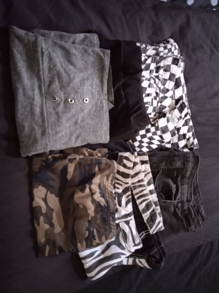 Lot vêtements (tee-shirts, débardeurs, robes été, jeans, leggings, shorts, cyclistes ) taille 44-46-48 - photo numéro 8