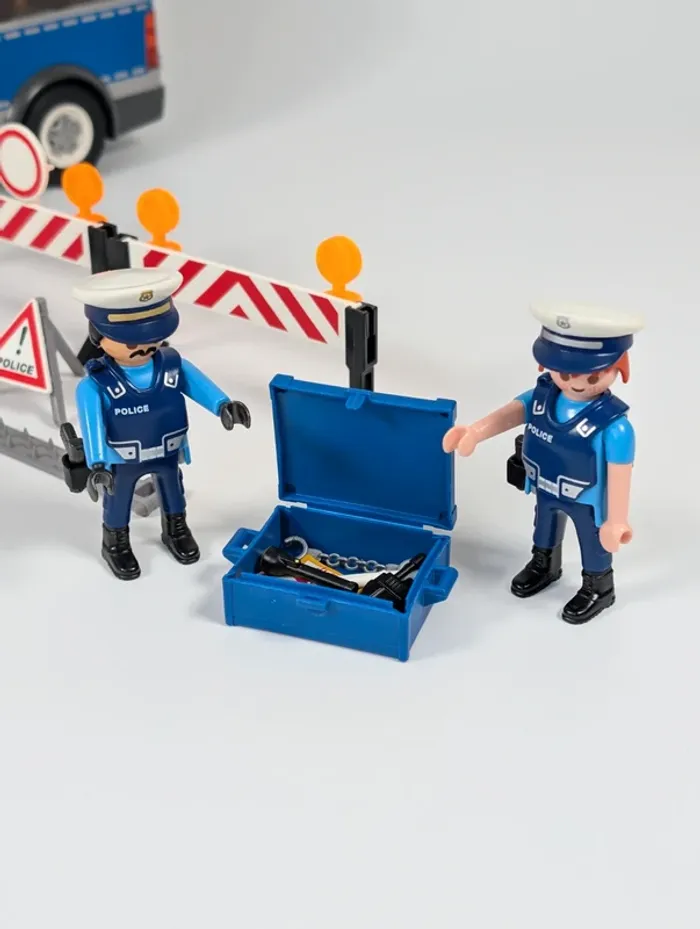 Playmobil Fourgon de policiers avec matériel de barrage - photo numéro 4