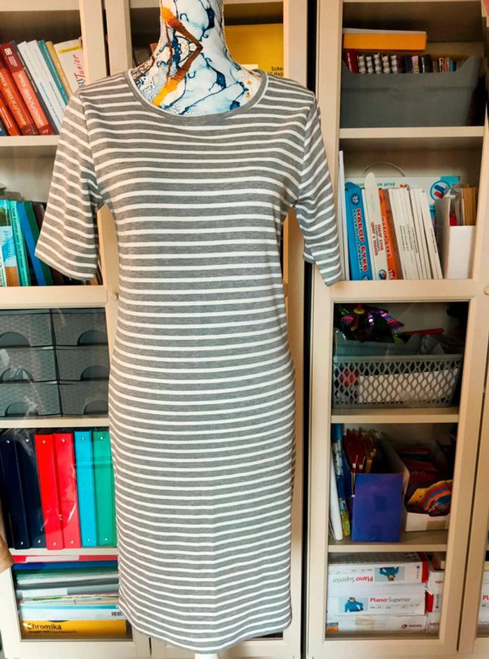 Robe b.young rayée gris et blanc, 23% viscose, coupe droite, allure casual chic