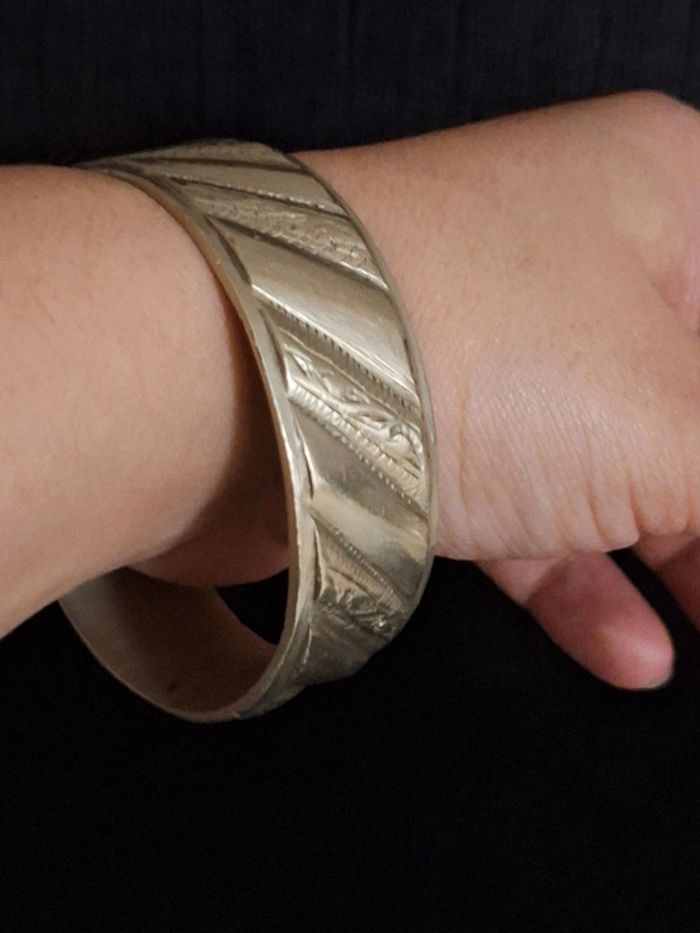 Ancien bracelet jonc en métal argenté beraber touareg