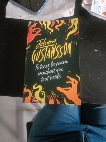 Te tenir la main pendant que tout brûle