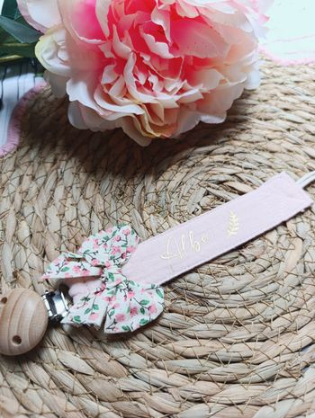 Attache tétine noeud