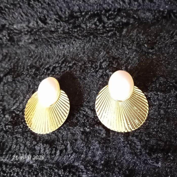 Faby27800 Boucles d'oreilles à clous - couleur : doré et nacré - - photo numéro 1