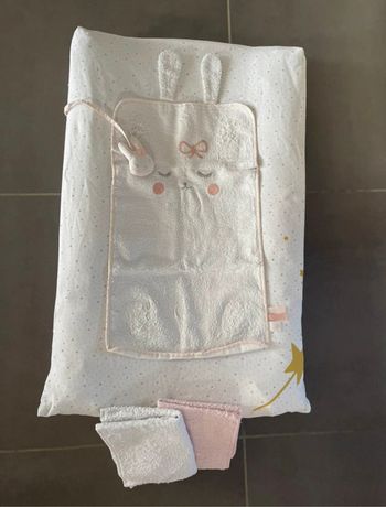 Matelas à langer avec housse lapin + 3 tapis de change