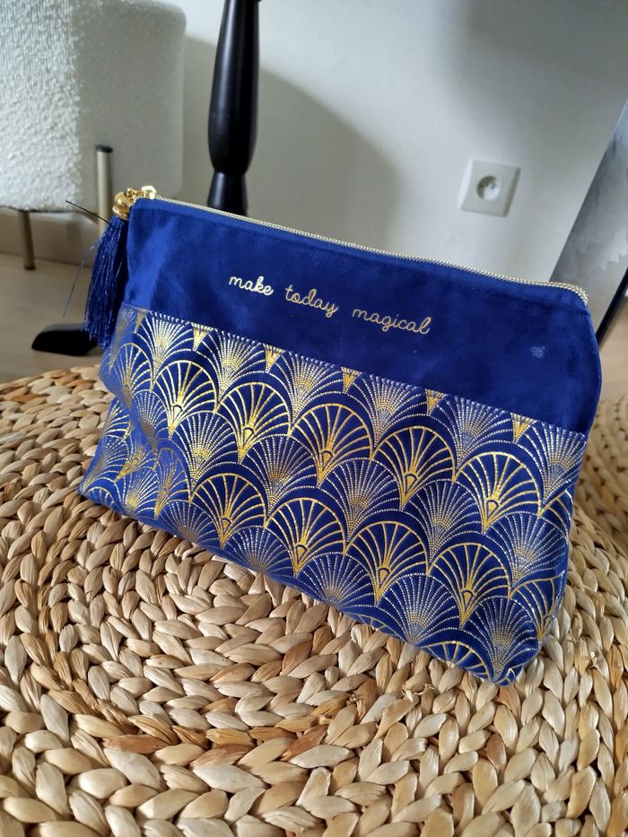Pochette velours ras marine et doré