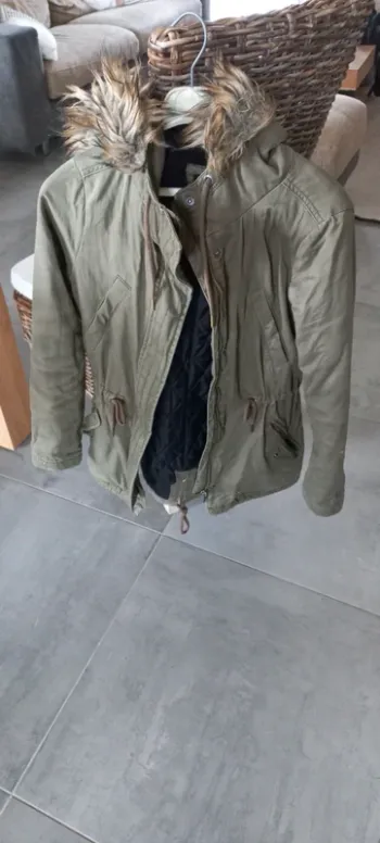 Manteau. Fourrue capuche amovible TBE Taille 34