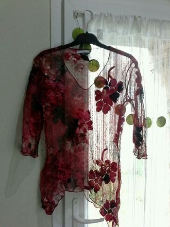 Top voile maille rouge, motifs fleurs avec dégradés de rouge/noir/blanc taille 38