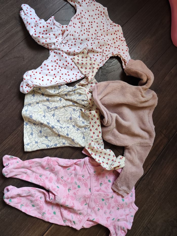 Vêtements bébés fille 1-3mois - photo numéro 2