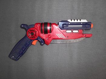 Jouet 2 en 1: pistolet épée son et lumière (Happy Kid, 2006)