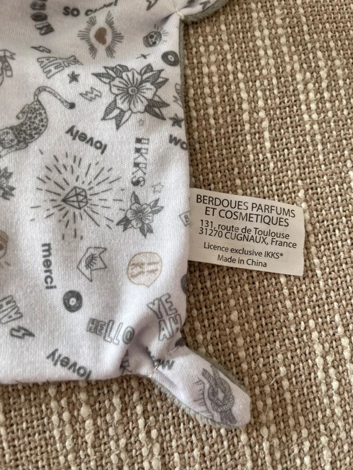 Peluche doudou plat 21cm IKKS chien loup lapin gris parfait état - photo numéro 4