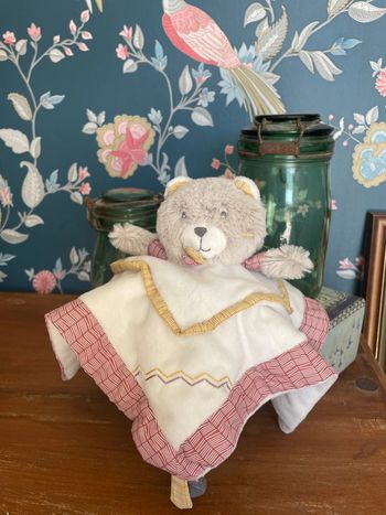 Doudou ours carré beige avec grelots sauthon