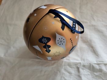 Boule de noel ou cache oeuf de paques