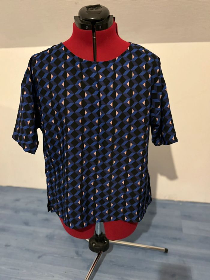 Blouse bleue à motifs géométriques