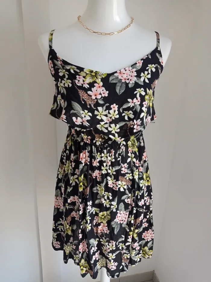 Robe noire fleurs fines bretelles imprimé fantaisie New look