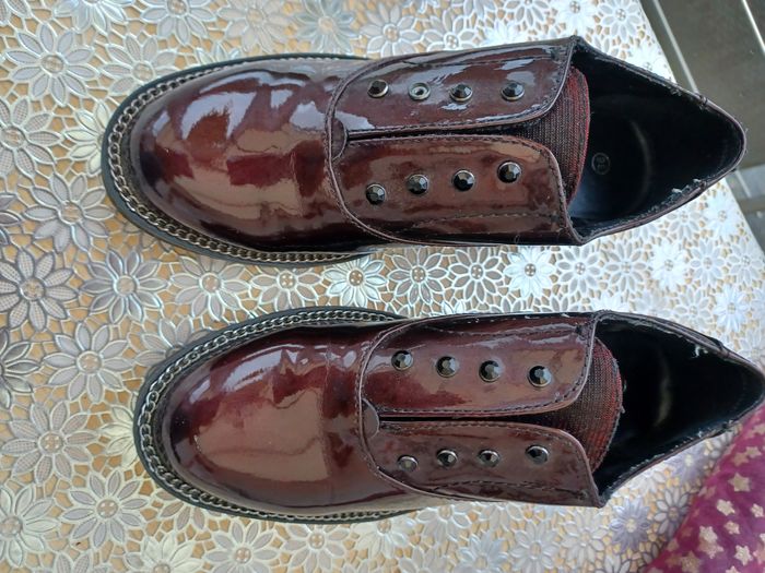 Chaussures mocassins vernis My B coloris bordeaux taille 36 en très bon état. - photo numéro 2