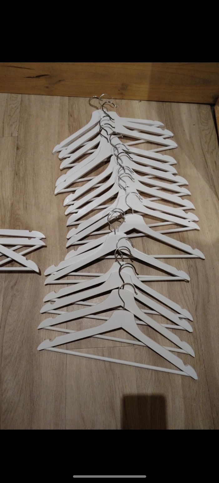 Lot de 20 cintres en bois - photo numéro 2