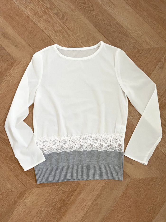 Blouse blanche et grise avec broderie
