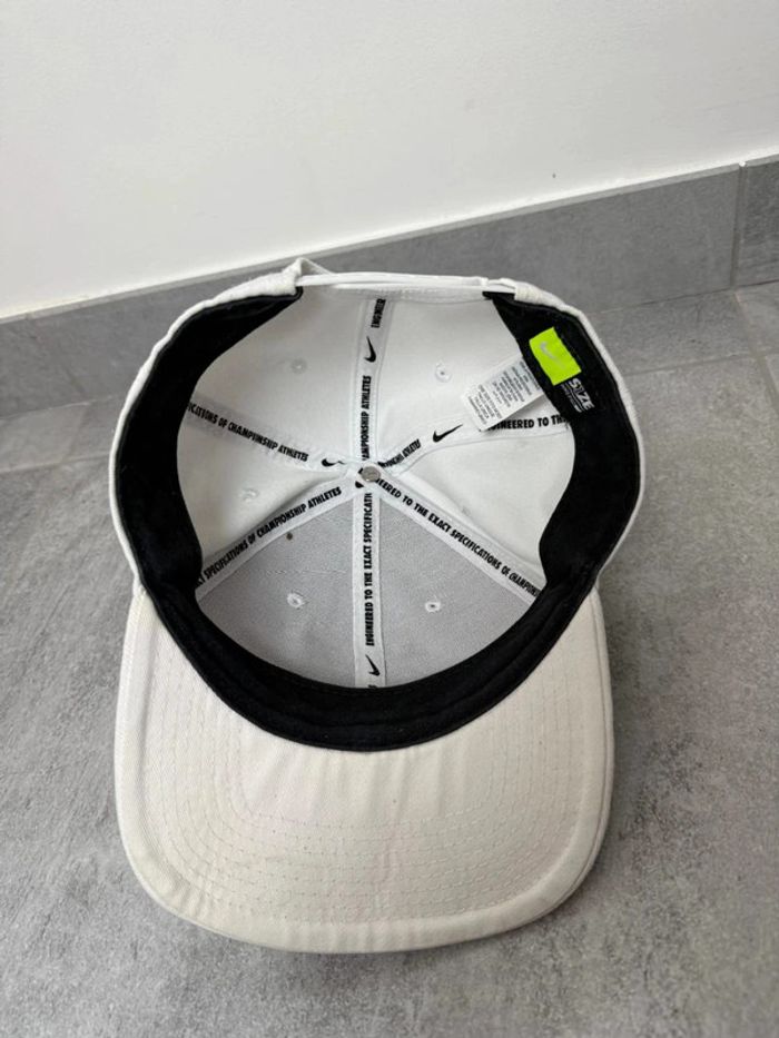 Casquette Nike blanche et noir logo brodé en super état - photo numéro 4