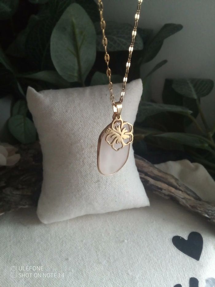 Collier pierre de lune orangée et fleur hibiscus en acier inoxydable