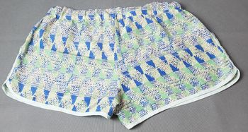 short femme coloré