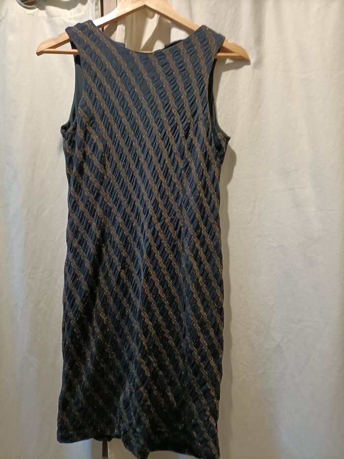 Robe noire et dorée