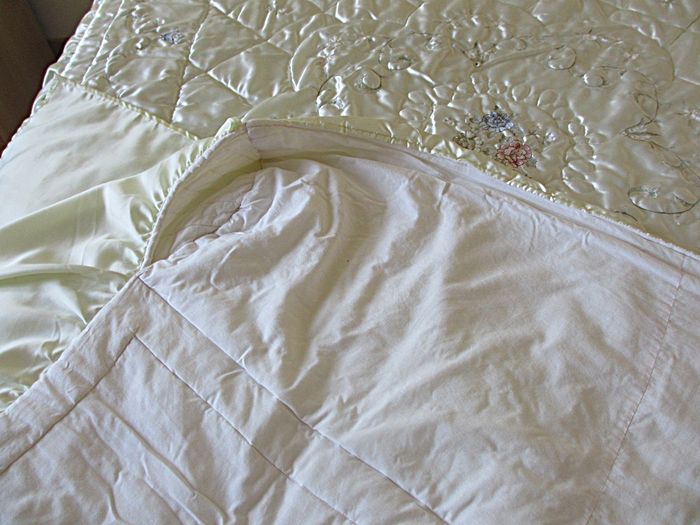Couvre-lit écru en satin avec broderies, matelassé - photo numéro 7